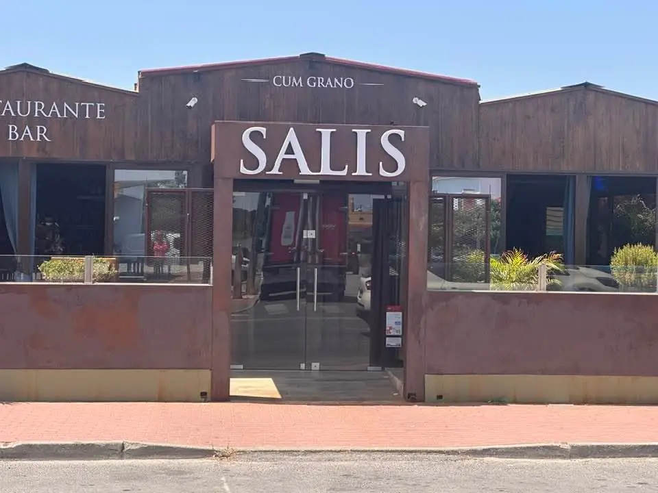 Fachada do restaurante SALIS na Charneca de Caparica